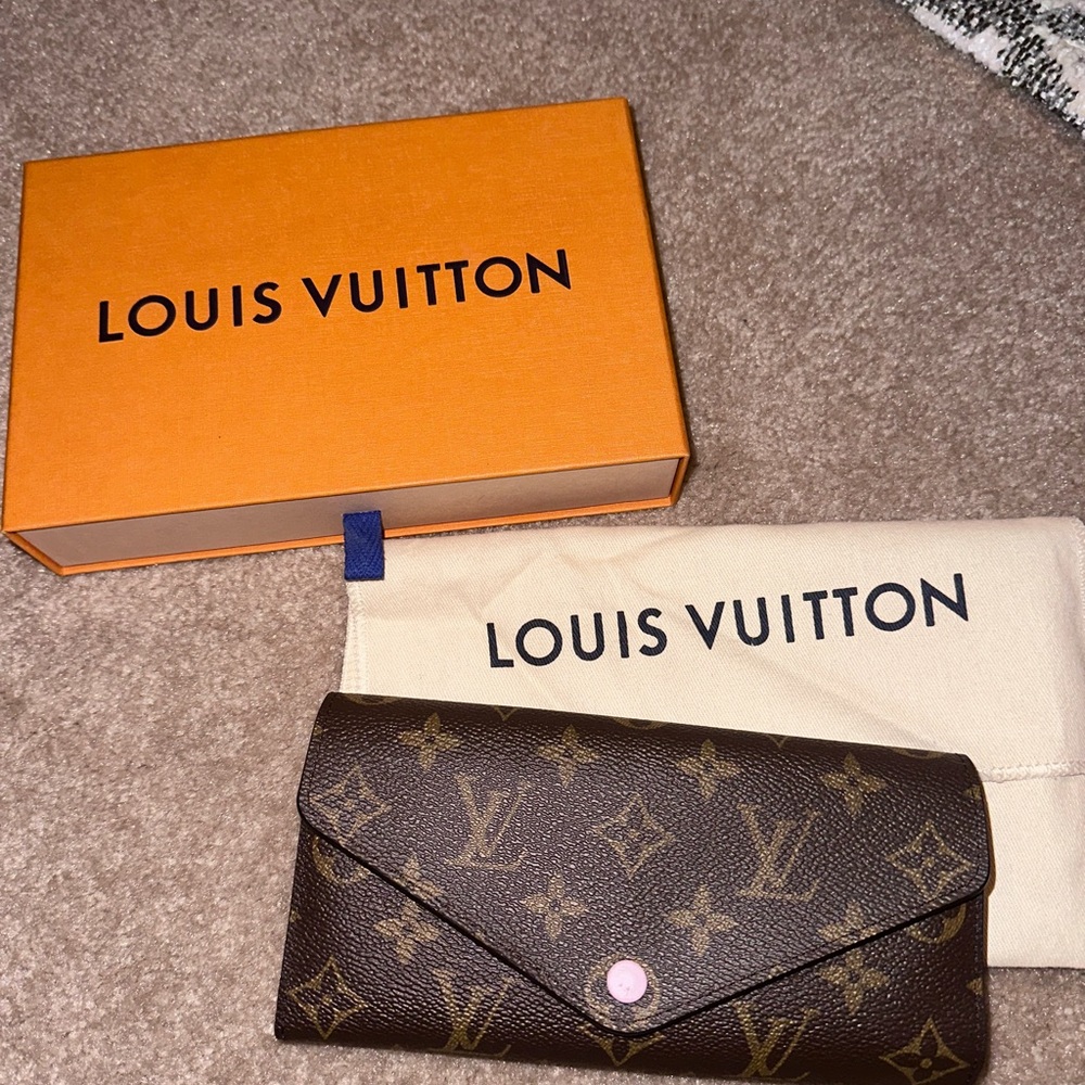 Sarah Louis Vuitton wallet in pink